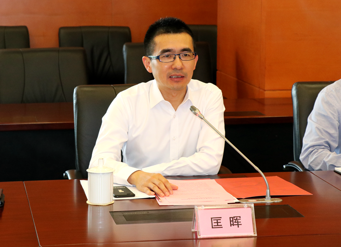 交流座谈会上,匡晖表示,高新区管委会和重庆绿色智能技术研究院将在