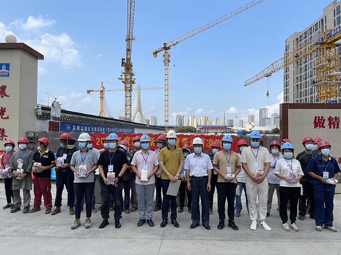 [新高城发]集团领导走访公租房项目开展高温慰问